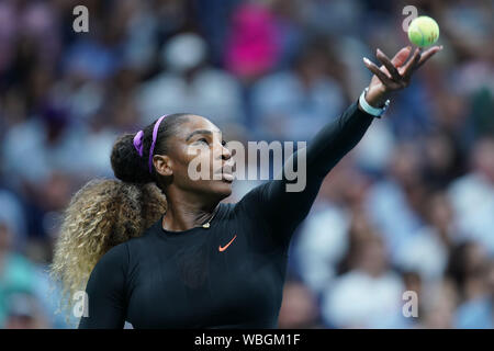 New York, USA. Août 26, 2019. Serena Williams, de l'est féminin au cours de la première ronde match entre Serena Williams, de l'et Maria Sharapova, de la Russie à l'US Open 2019 à New York, États-Unis, le 26 août 2019. Credit : Liu Jie/Xinhua/Alamy Live News Banque D'Images