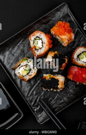 Ensemble de rouleaux de sushi sur table en pierre. Vue de dessus avec l'exemplaire de l'espace. Banque D'Images