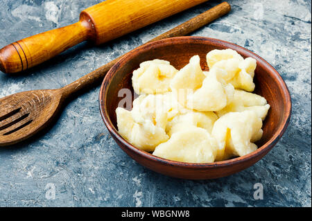 Russe ou ukrainienne traditionnelle du fromage blanc boulettes boulettes faites maison.paresseux Banque D'Images