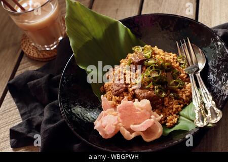 Rendang Nasi Goreng. Riz frit indonésien avec le boeuf Rendang et son mélange d'épices Banque D'Images