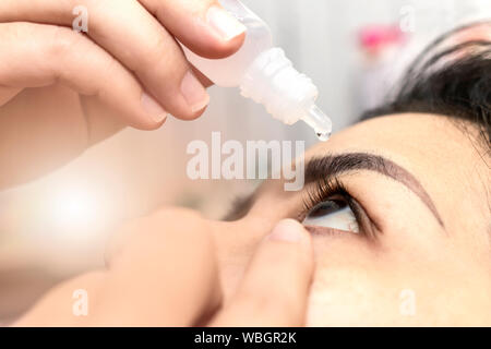 Femme gros plan à l'aide d'oculaire. Woman applying Eye drops concept de soins de santé. Banque D'Images