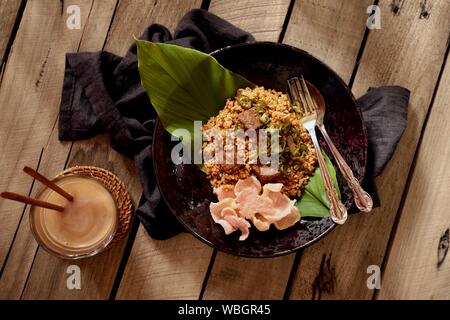 Rendang Nasi Goreng. Riz frit indonésien avec le boeuf Rendang et son mélange d'épices Banque D'Images