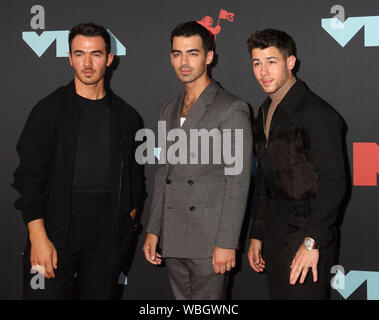 26 août 2019, Newark, New York, USA : Kevin Jonas, Joe Jonas et Nick Jonas les JONAS BROTHERS de participer à l'atténuation MTV 2019 arrivées tapis rouge tenue au Prudential Center. (Crédit Image : © ZUMA/Kaszerman Nancy fil) Banque D'Images