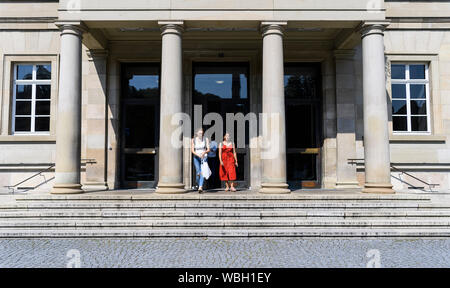 26 août 2019, Bade-Wurtemberg, Tübingen : Deux jeunes femmes viennent de l'entrée de la nouvelle salle de l'Université de Tübingen. (Dpa 'Les universités veulent plus d'argent et menacer avec réduction des places d'étude' à partir de 27.08.2019) Photo : Edith Geuppert/dpa Banque D'Images