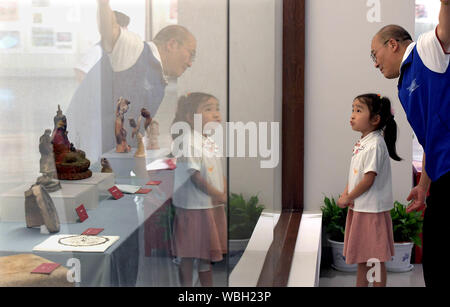 (190827) -- ZHENGZHOU, 27 août 2019 (Xinhua) -- Un bénévole expose sur les expositions à un enfant au cours de l'exposition du patrimoine sportif chinois tenue à Zhengzhou Museum à Zhengzhou, capitale de la province du Henan en Chine centrale, le 26 août 2019. Environ 175 expositions ont été présentées au cours de l'exposition, qui a donné le coup d'ici lundi. (Xinhua/Li Un) Banque D'Images