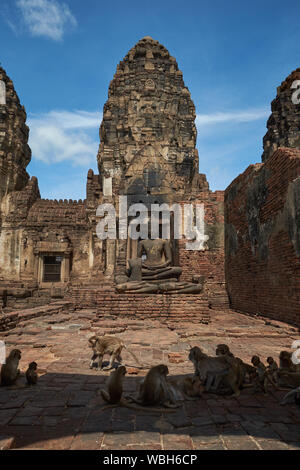 L'impressionnant temple Khmer era, Phra Prang Sam Yod, à Lopburi, Thaïlande. De nombreux monkees au premier plan. Banque D'Images