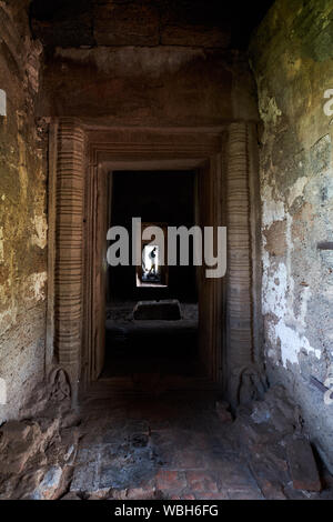 À l'intérieur de l'ère Khmer impressionnant temple, Phra Prang Sam Yod, à Lopburi, Thaïlande. Banque D'Images