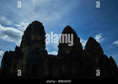 Silhouette de l'ère Khmer impressionnant temple, Phra Prang Sam Yod, à Lopburi, Thaïlande. Banque D'Images