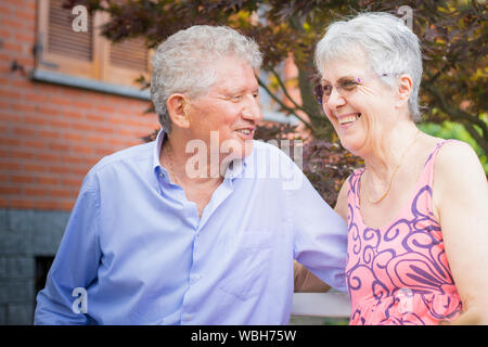 Portrait d'un vieux couple, portrait en paysage de plein air Banque D'Images