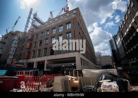 L'extérieur de la nouvelle ligne Elizabeth à Bond Street, dans le centre de Londres comme les derniers développements dans le projet ferroviaire traverse continuer. Banque D'Images