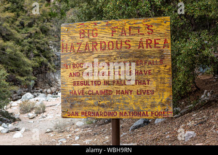Panneau d'avertissement à Big Falls, forêt nationale de San Bernardino, Californie Banque D'Images