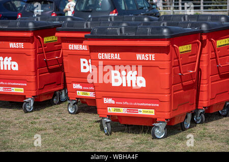 Les poubelles à la fête du village Banque D'Images