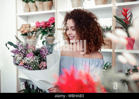 Jolie femme joyeuse d'être extrêmement heureux avec son travail Banque D'Images