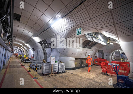 L'une des plates-formes pour la nouvelle ligne Elizabeth à Bond Street, dans le centre de Londres comme les derniers développements dans le projet ferroviaire traverse continuer. Banque D'Images