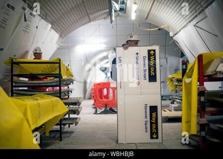 Un panneau d'information pour la nouvelle ligne Elizabeth à Bond Street, dans le centre de Londres comme les derniers développements dans le projet ferroviaire traverse continuer. Banque D'Images