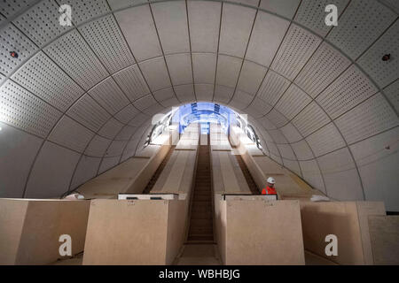 Un escalier mécanique pour la nouvelle ligne Elizabeth à Bond Street, dans le centre de Londres comme les derniers développements dans le projet ferroviaire traverse continuer. Banque D'Images