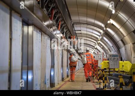 L'une des plates-formes pour la nouvelle ligne Elizabeth à Bond Street, dans le centre de Londres comme les derniers développements dans le projet ferroviaire traverse continuer. Banque D'Images