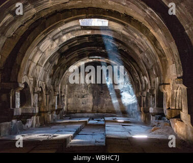 Fumer rend le puits de lumière visible dans le caravansérail de Selim waypoint en Arménie le long de la route de la soie, construit en 1332 AD Banque D'Images