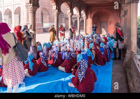 New Delhi, Inde - 19 février 2018 - Les enfants écoutent attentivement aux enseignants au cours d'une sortie scolaire dans une mosquée Banque D'Images