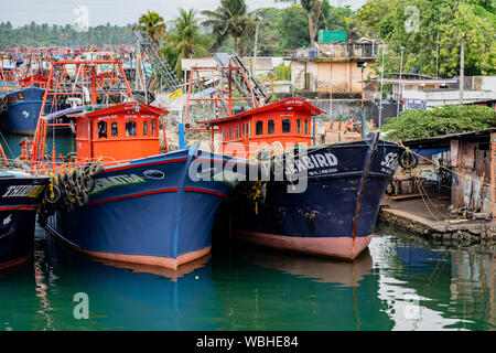 ALLEPPEY, INDE, MAR 13, 2018 : les bateaux de pêche sont attachés dans une ligne dans le port Banque D'Images