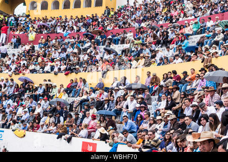 Ambato, ÉQUATEUR - Dec 15, 2015 - Audience à corrida pour Carnaval célébration Banque D'Images
