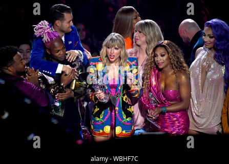 Taylor Swift recueille son prix pour la vidéo de l'année sur scène au MTV Video Music Awards 2019 qui a eu lieu au Prudential Center de Newark, New Jersey. Banque D'Images