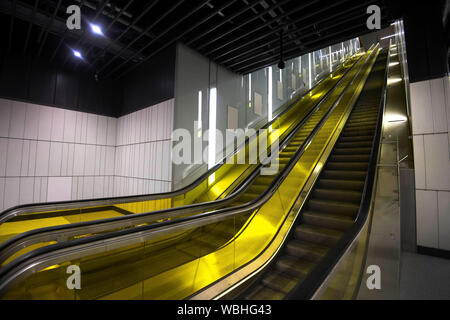 L'escalier mécanique pour la nouvelle ligne Elizabeth à Canary Wharf gare de l'Est de Londres que des derniers développements dans le projet traverse continuer. Banque D'Images