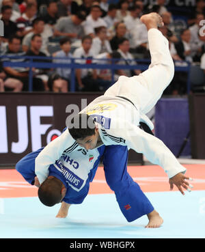 Tokyo. Août 27, 2019. Saiyinjirigala (L) de Chine et Gilberto Cardoso du Mexique au cours de la concurrence le 3ème tour de la catégorie des moins de 73 kg à la catégorie 2019 Championnat du monde de judo à Tokyo, Japon le 27 août 2019. Crédit : Du Xiaoyi/Xinhua/Alamy Live News Banque D'Images