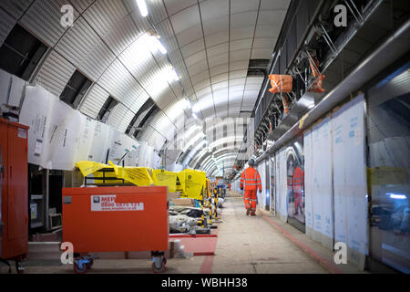 L'une des plates-formes pour la nouvelle ligne Elizabeth à Bond Street, dans le centre de Londres comme les derniers développements dans le projet ferroviaire traverse continuer. Banque D'Images