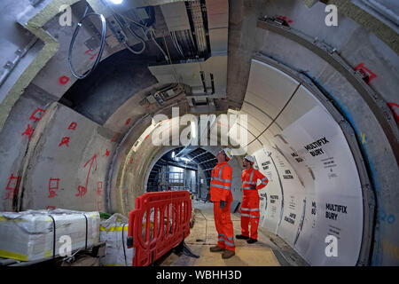 Une passerelle pour la nouvelle ligne Elizabeth à Bond Street, dans le centre de Londres comme les derniers développements dans le projet ferroviaire traverse continuer. Banque D'Images