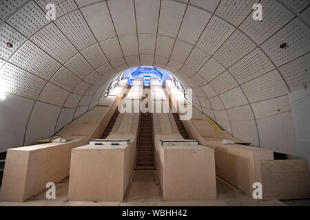 Un escalier mécanique pour la nouvelle ligne Elizabeth à Bond Street, dans le centre de Londres comme les derniers développements dans le projet ferroviaire traverse continuer. Banque D'Images