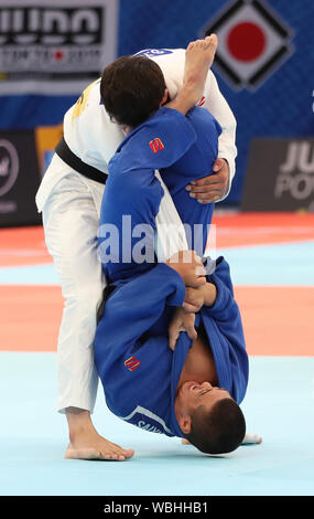 Tokyo. Août 27, 2019. Saiyinjirigala (bas) de la Chine et de l'Behruzi Khojazoda du Tadjikistan au cours du match le 4ème tour de la catégorie des moins de 73 kg à la catégorie 2019 Championnat du monde de judo à Tokyo, Japon le 27 août 2019. Crédit : Du Xiaoyi/Xinhua/Alamy Live News Banque D'Images