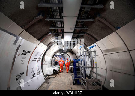 Une passerelle pour la nouvelle ligne Elizabeth à Bond Street, dans le centre de Londres comme les derniers développements dans le projet ferroviaire traverse continuer. Banque D'Images