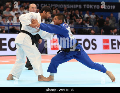 Tokyo. Août 27, 2019. Saiyinjirigala (R) de la Chine et de l'Behruzi Khojazoda du Tadjikistan au cours du match le 4ème tour de la catégorie des moins de 73 kg à la catégorie 2019 Championnat du monde de judo à Tokyo, Japon le 27 août 2019. Crédit : Du Xiaoyi/Xinhua/Alamy Live News Banque D'Images