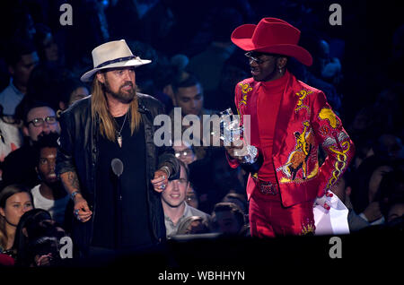 Lil X Nas et Billy Ray Cyrus recueillir le prix de la chanson de l'année sur scène au MTV Video Music Awards 2019 qui a eu lieu au Prudential Center de Newark, New Jersey. Banque D'Images