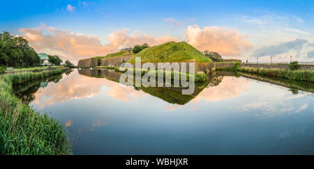 La forteresse de Varberg et fossé à l'aube. Varberg, Halland, Suède, Scandinavie. Banque D'Images