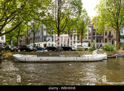 Amesterdam, Holland - 2019. Houseboats Amsterdam sur les rives de la rivière Amstel. Banque D'Images