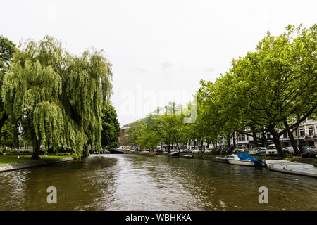 Amesterdam, Holland - 2019. Houseboats Amsterdam sur les rives de la rivière Amstel. Banque D'Images