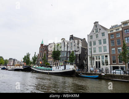 Amesterdam, Holland - 2019. Houseboats Amsterdam sur les rives de la rivière Amstel. Banque D'Images