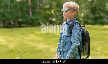 Portrait of cute boy avec sac à dos. L'école. Première niveleuse. Piscine Banque D'Images