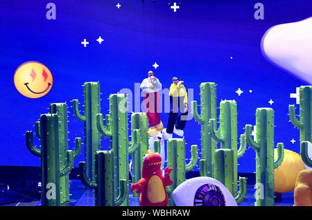 J Balvin et Bad Bunny sur scène au MTV Video Music Awards 2019 qui a eu lieu au Prudential Center de Newark, New Jersey. Banque D'Images