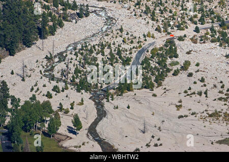 Voir à partir de la courbe vers le vieux endommagés par l'inondation de la rivière automne route près de Horseshoe Park Le parc national des Montagnes Rocheuses au Colorado USA Banque D'Images