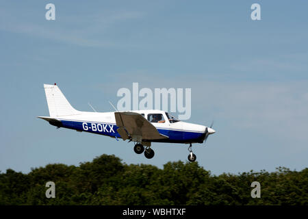 Piper PA-28-161 Cherokee Warrior II atterrissage à l'Aérodrome Turweston, Buckinghamshire, Angleterre, Royaume-Uni (G-BOKX) Banque D'Images