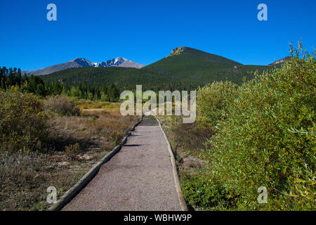 Sentier autour du lac Lily avec des montagnes de Long,Peak au-delà de Rocky Mountain National Park Colorado USA Banque D'Images