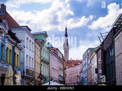 Tallinn, Estonie. Aug 13, 2019 : Belle vue sur la rue de la vieille ville de Tallinn Banque D'Images