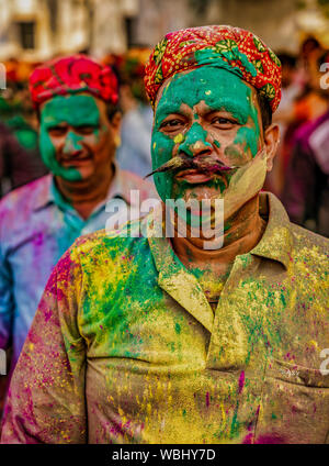 Barsana, Inde - 23 février 2018 - Un homme montre fièrement la masse de couleurs qu'il a accumulés pendant le festival Holi Banque D'Images