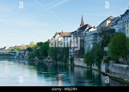 Vieille ville de Bâle sur la rive sud du Rhin. Bâle, Suisse. Banque D'Images