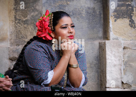 Portrait de la danseuse du folklore de Panama en costume local avec fleur dans ses cheveux assis pensive. Lviv, Ukraine Banque D'Images