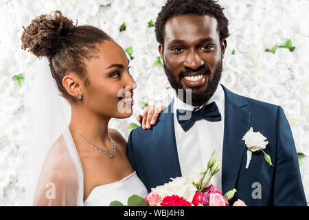 Happy african american promise à l'époux au holding Flowers Banque D'Images