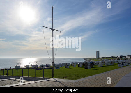 Chaises de plage typique sur la pelouse de la côte de la mer du Nord à büsum, la station touristique réputée dans le Schleswig-Holstein, Allemagne, copy space Banque D'Images